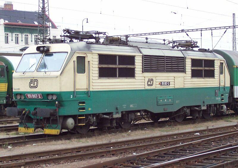 151 007-2 am 15.11.2005 im Bahnhof Praha Holesovice