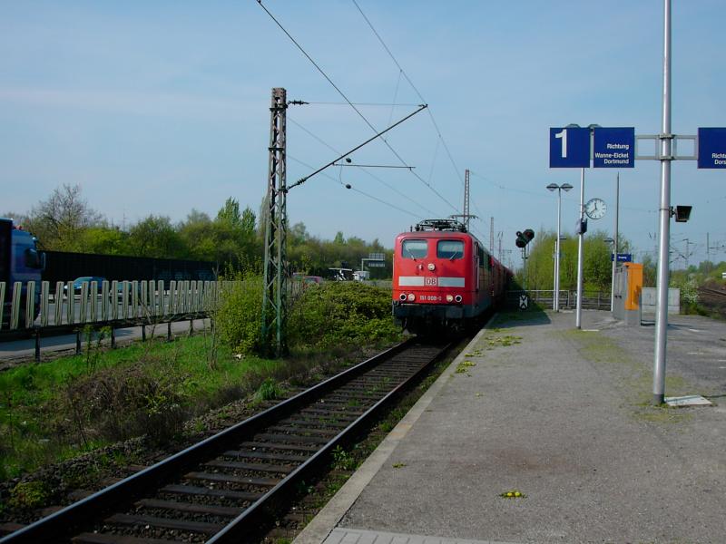 151 008-0 auf den weg nach Bochum. Hier bei der durchfahrt von Gelsenkirchen Zoo. Aufgenommen am 15.4.2005