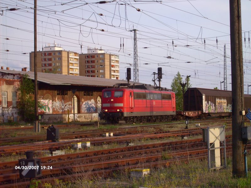 151 008 zieht ein gemsichten Gterzug durch Eisenhttenstadt.30.04.07