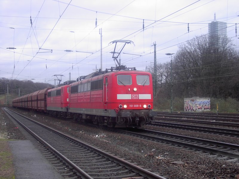 151 009 und eine Schwesterlok fahren mit einem langen Erzzug
durch Kln-West.(5.1.08)