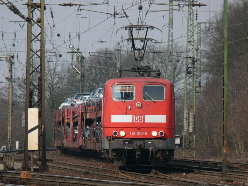 151 010-6 fhrt mit einem langen Autozug in Gremberg ein. Aufgenommen am 07/03/2009.