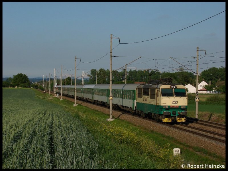 151 011-4 mit Schnellzug nach Prag in Sedlistka am 19.05.2009