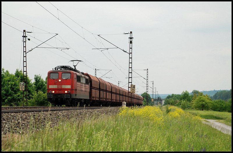 151 012 ist unterwegs in Richtung Gemnden. Aufgenommen im Mai 2008 bei Thngersheim.