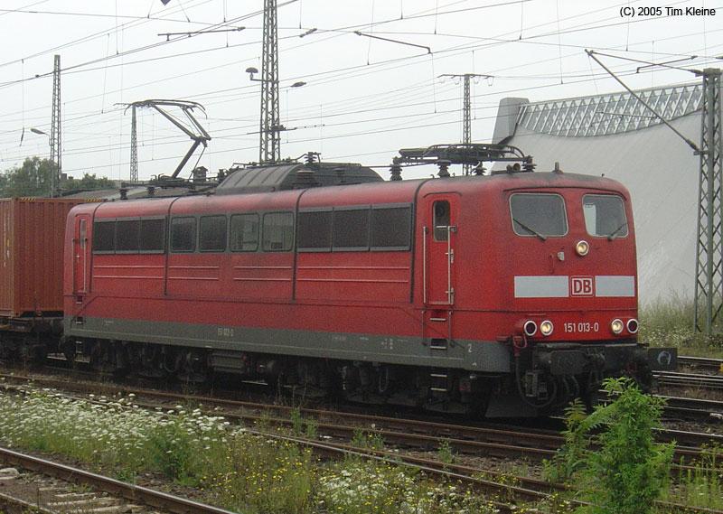 151 013 durchfhrt am 27.07.2005 Magdeburg Hbf mit einem GZ.