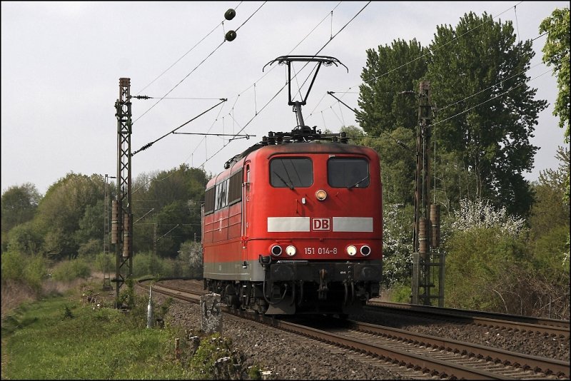 151 014 ist am 23.04.2009 solo nach Hohenlimburg unterwegs um dort den abendlichen Gterzug zu bernehmen...
