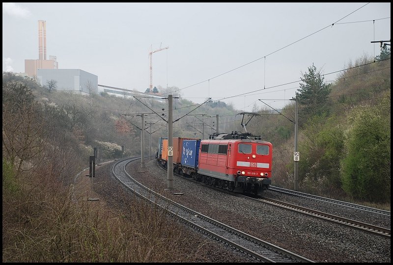 151 016 ist am 05.04.08 mit einem Containerzug in Richtung Wrzburg unterwegs. Aufgenommen zwischen Rottendorf und Wrzburg.