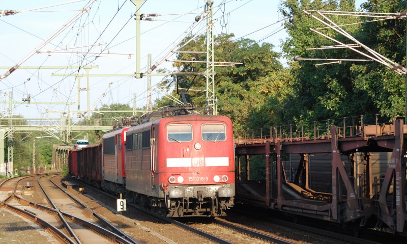 151 016 schleppt eine unbekannnte 155er und einen Gterzug durch Hannover/Linden Fischerhof. 6.8.09
