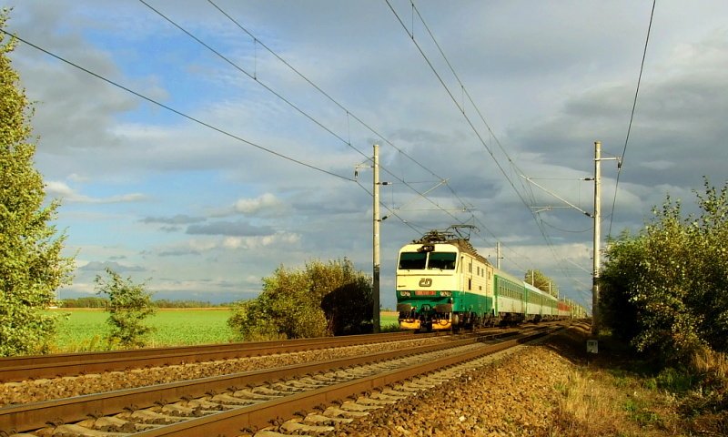 151 016 with EC 106 PRAHA near Pardubice (2.10.08)