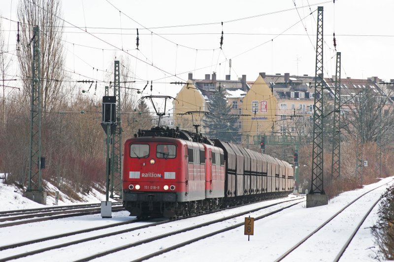 151 018 + 011 mit einem Ganzzug am 25.02.2009 am Heimeranplatz in Mnchen.