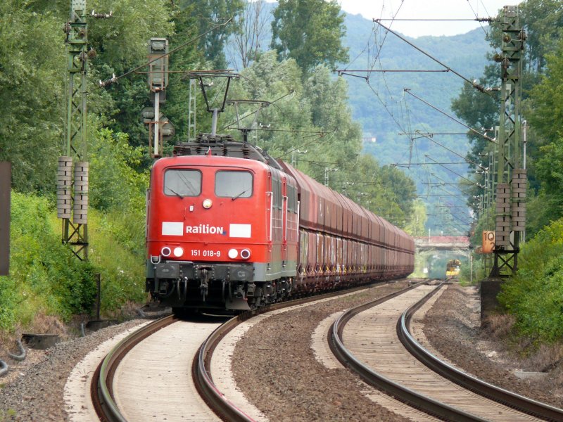 151 018-9 mit Schwesterlok arbeitet sich die Steigung von Bad Honnef kommend hoch in Richtung Sden auf der rechten Rheinseite. Aufgenommen am 25/07/2009.