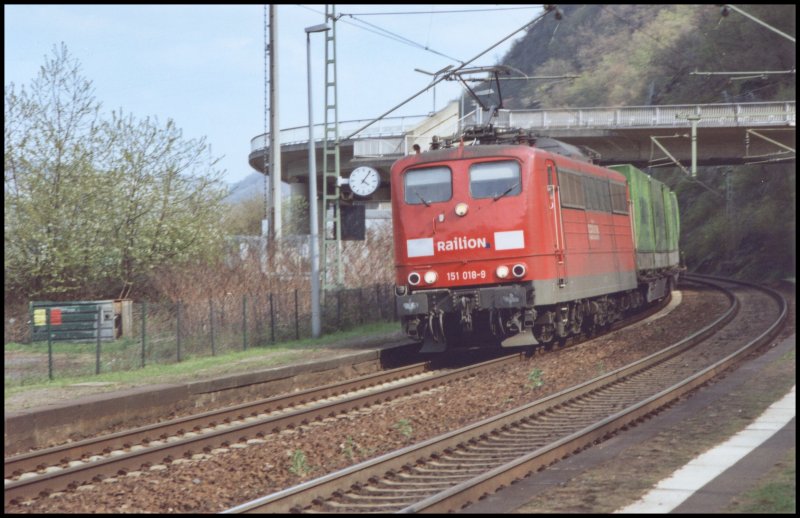 151 018 bringt den Hangartnerzug von Basel richtung K�ln. Hier durchf�hrt sie gerade Bopphard-Hirzenach.
