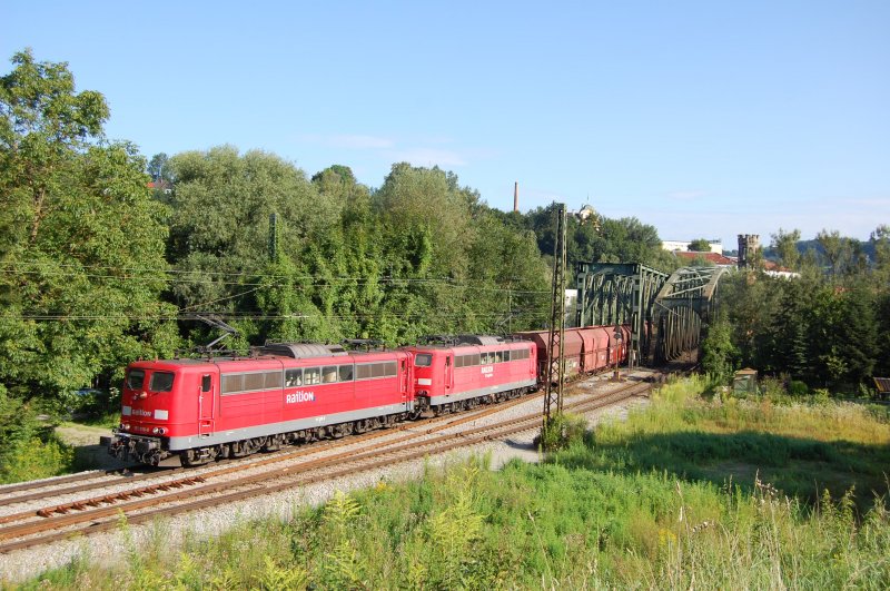 151 018 und eine weitere am 26.07.2009 bei der Innbrcke Passau / Abzweigung Passau Vogelau