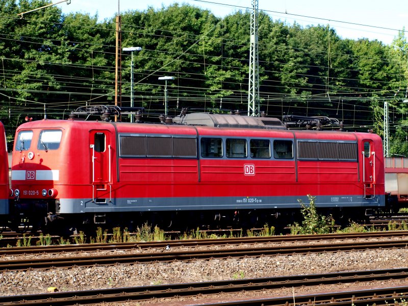 151 020-5 steht abgestellt am Aachener Westbahnhof in der Sonne.