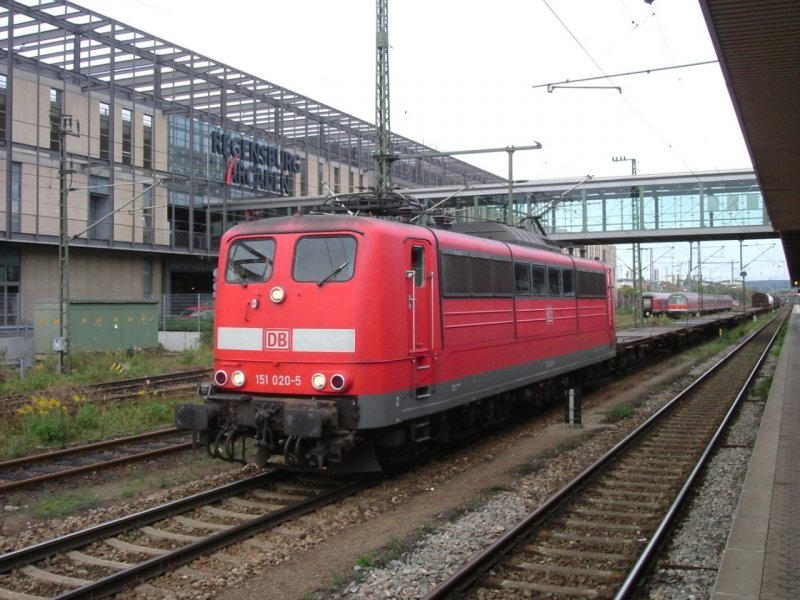 151 020 mit einem Gterzug in Regensburg am 29.09.2007