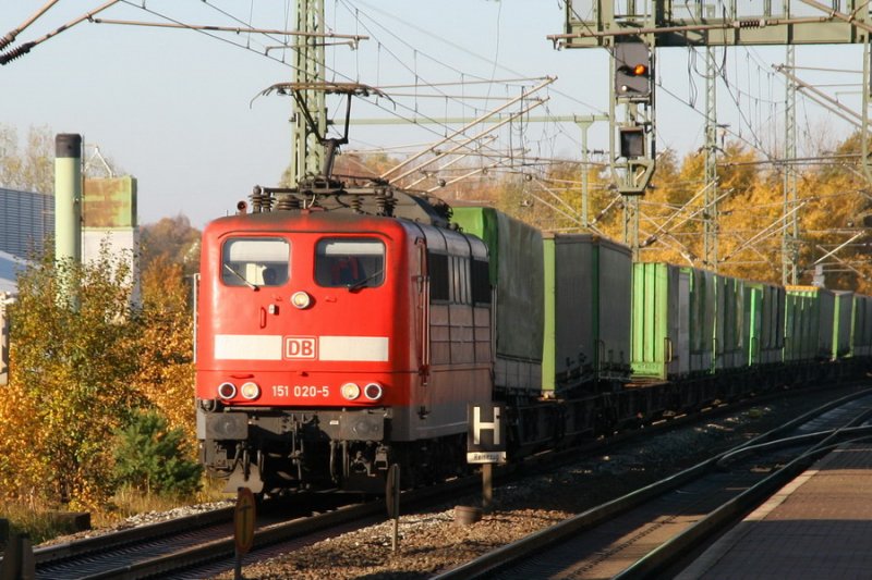 151 020 mit G�terzug bei Boizenburg 11/2006
