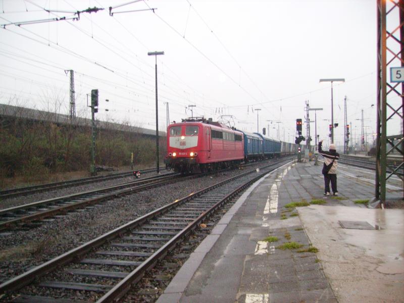 151 021 bei der Ausfahrt von Worms am 22.12.05 .