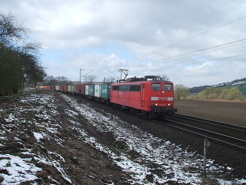 151 021 fhrt mit einem Conatinerzug gleich ber den B 75,1 kurz hinter Einbeck-Salzderhelden
