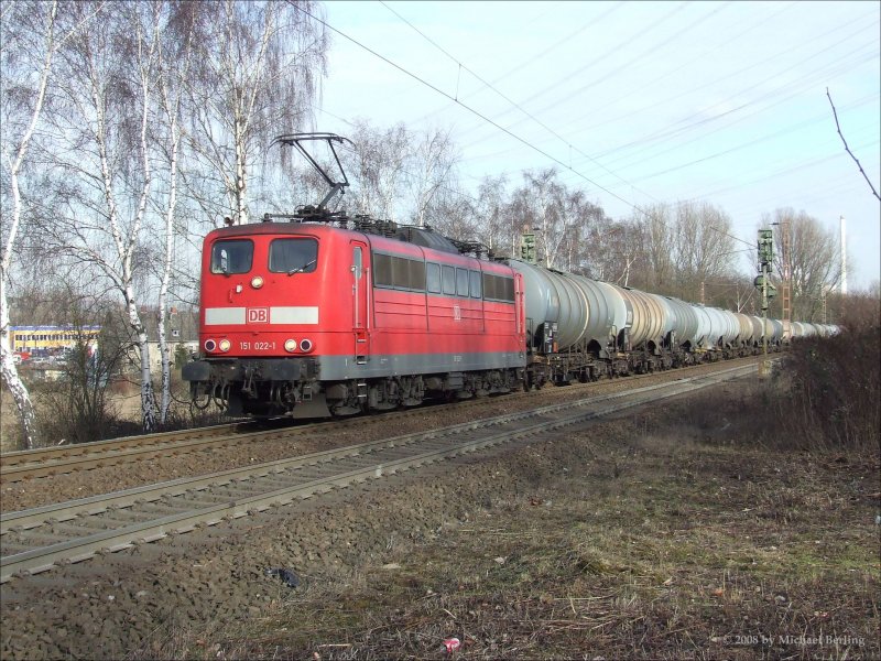 151 022-1 passiert mit einem Kesselwagenzug den B Grimbergstrae und erreicht den Gbf Gelsenkirchen Bismarck. 7.2.08