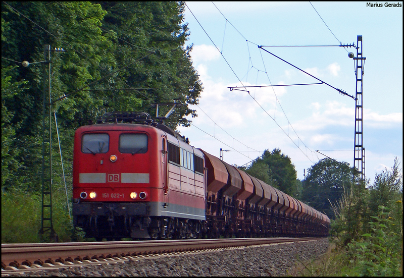 151 022 mit einem Kohlezug Richtung Mnchengladbach am Km 26.0 17.7.2009