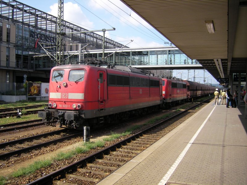 151 022 wird gerade an 151 003 angekoppelt.
Regensburg Hbf
30.08.2008
