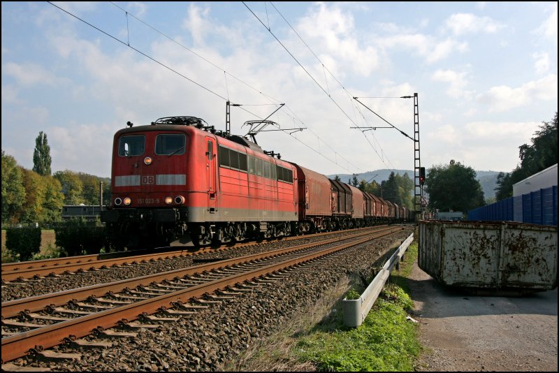151 023 bringt bei Hohenlimburg einen Coilzug aus Kreuztal oder Finnentrop Richtung Hagen. (06.10.07)