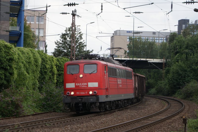 151 024-7 mit gemischtem Gterzug in Dsseldorf Rath am 23.07.08