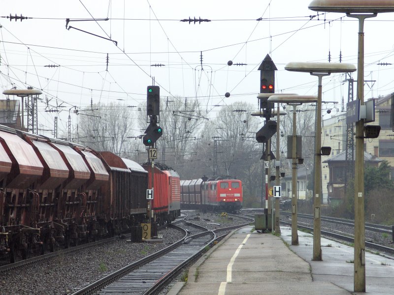 151 024 und eine weitere 151 fahren in Frth durch whrend ihnen 189 059 entgegenkommt (Frth, 10.04.2008) 