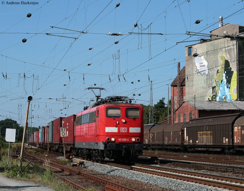 151 025-4 mit einem Containerzug in Verden (Aller) 19.8.09