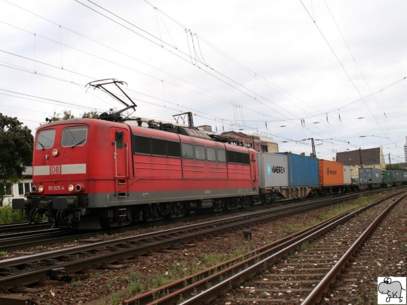 151 025-4 zieht einen Containerzug in nrdliche Richtung kurz nach den Bahnhof Frth / Bayern am 28. Juni 2008.