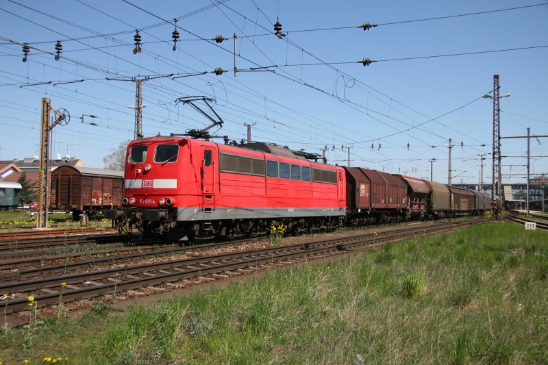 151 025 unterwegs nach Passau am 14. April im Bahnhof Wels.