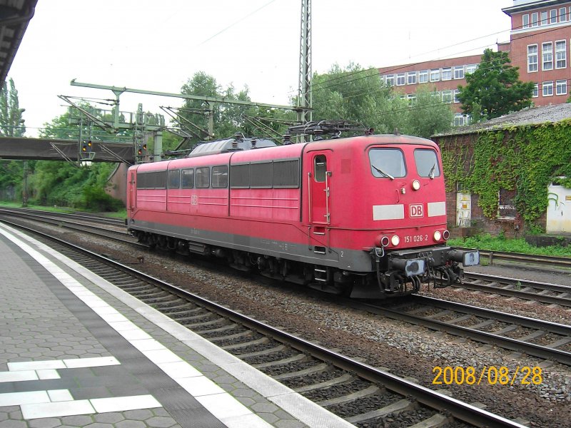151 026-2 steht am 28.08.08 als Lz von Maschen Rbf nach Hamburg Hohe Schar Gbf vor einem geschlossenem Signal.