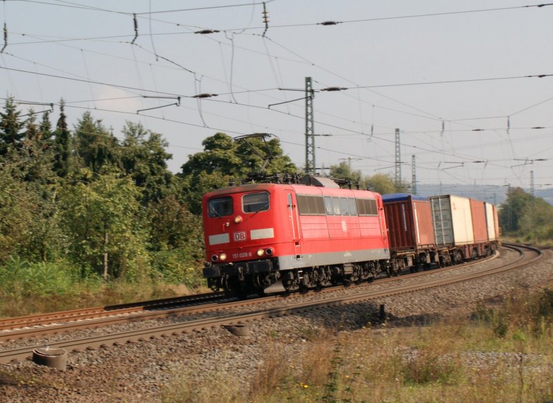 151 028-8 mit einen Containerzug kurz vor Fulda am 19.09.2009