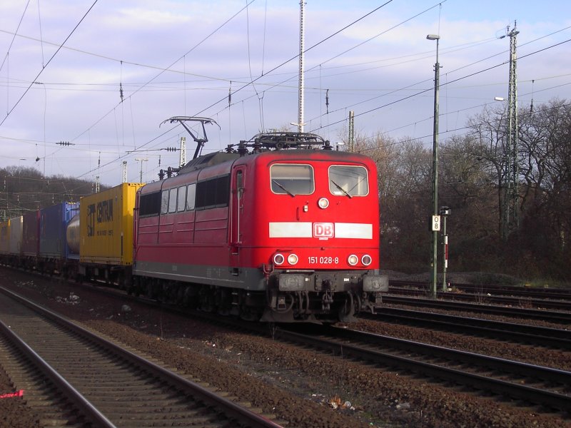 151 028 fhrt mit einem Containerwagenzug duch Kln-West.(5.1.08)
