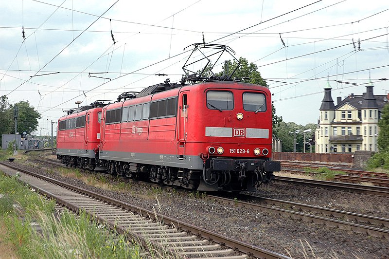 151 029 + 151 065 durchfahren den Bhf von Moers. 03.06.2005