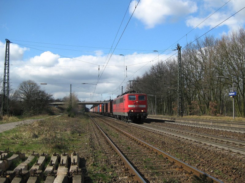 151 030-4 durchfhrt am 1.04.09 mit einem Containerzug aus dem Hamburger Hafen Radbruch Richtung Sden.