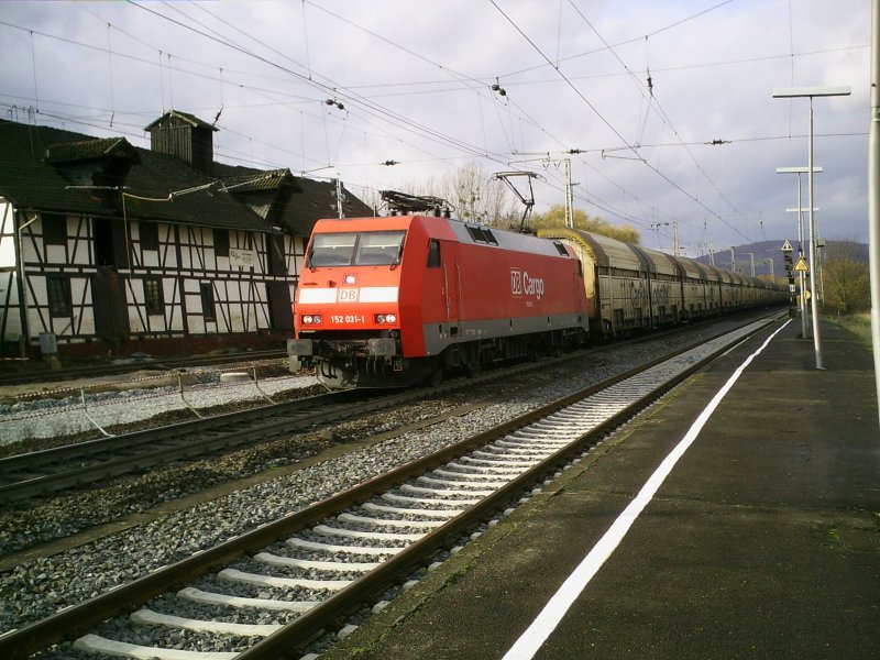 151 031-1 mit Gterzug in Kreiensen. Oktober 2006.