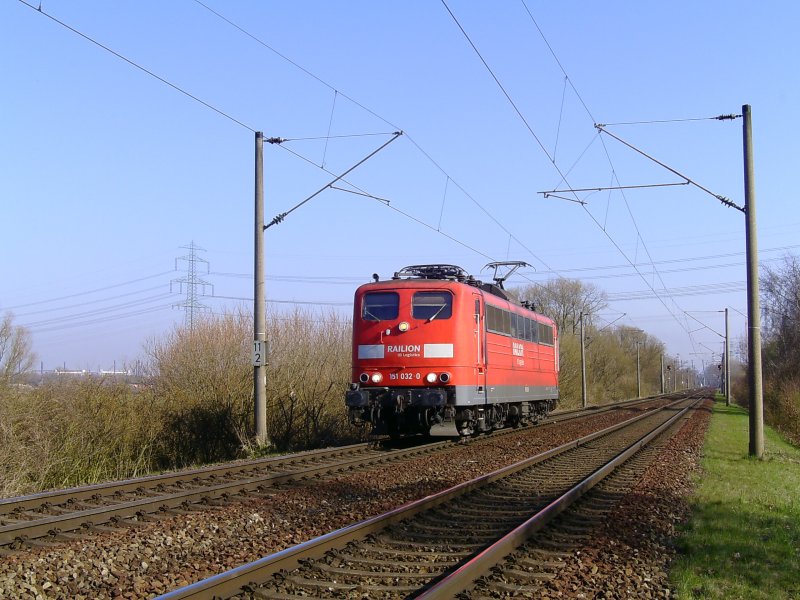 151 032 - 0 mit Railion DB logistics Beschriftung als Lz auf der Hafenbahn in Hamburg - Moorburg. Aufgenommen am 03.04.2009. 
