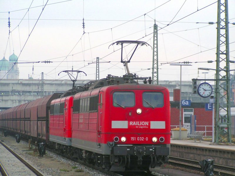 151 032-0 mit Tandemlok durchfahren mit einem Ganzzug Passau Hbf. 061111