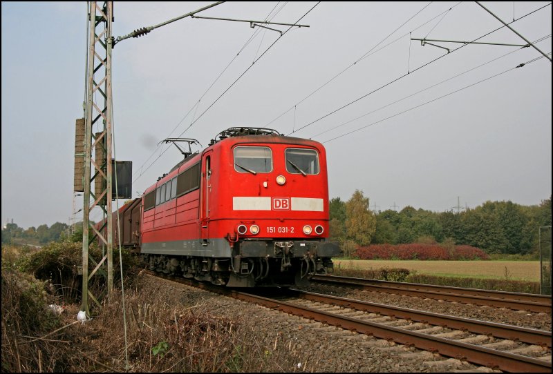 151 032 bringt bei Hohenlimburg einen Coilzug Richtung Finnentrop. (10.10.07)