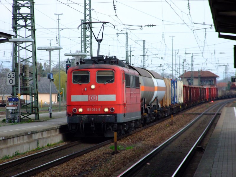 151 034 mit gemischtem GZ am 31.03.2007 bei der Durchfahrt durch Plattling.