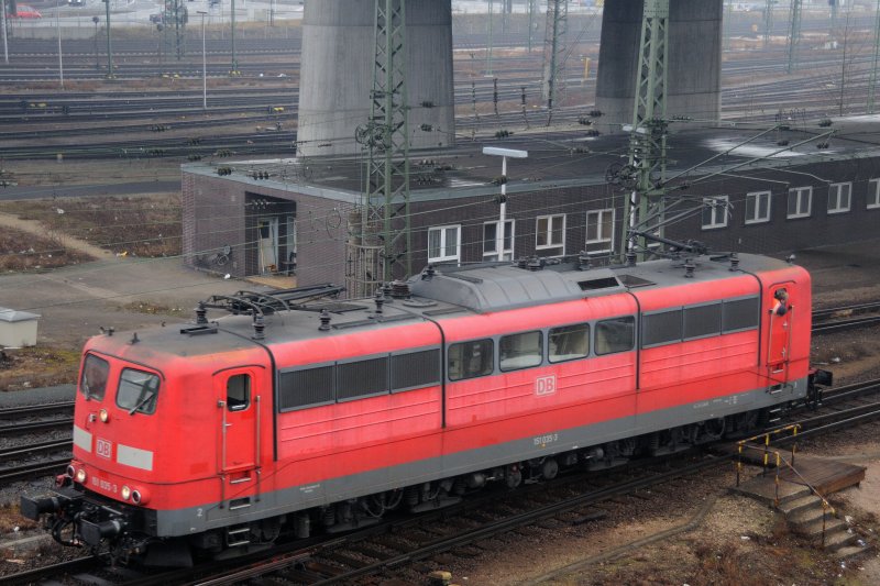 151 035-3 vor der Lokleitung des Rbf Mannheims. (Feb. 2009).