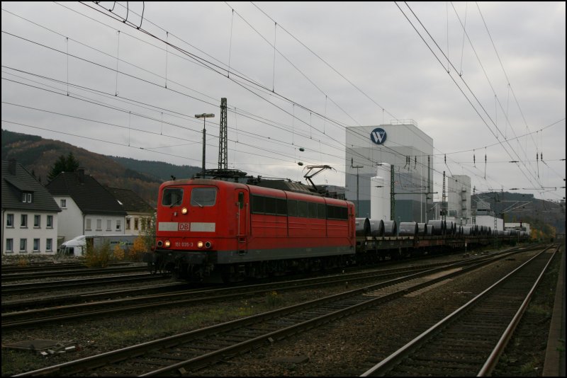 151 035 fhrt mit dem ca. 2000 Tonnen schweren Haribo-Express von Bochum-Prsident nach Dillenburg in Plettenberg ein. (04.11.07)