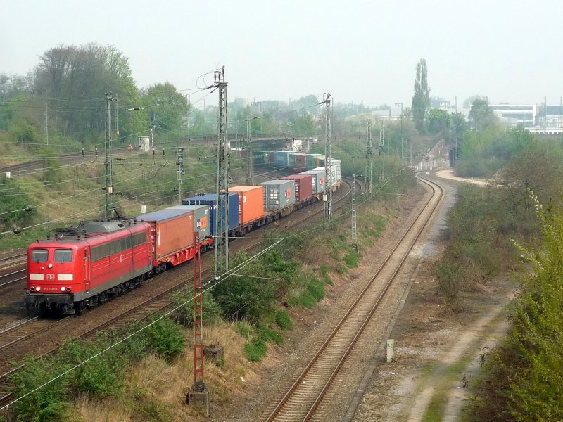 151 036-1 zieht ihren KLV-Gterzug durch Kln-West in Richtung Sden. 14.04.09