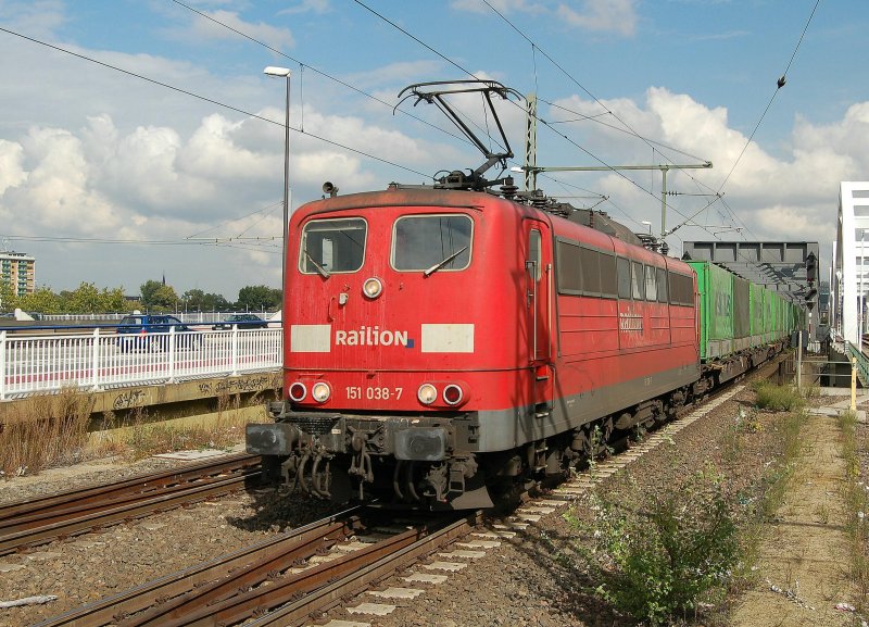 151 038-7 mit Hangartnerzug fhrt in Ludwigshafen Mitte Richtung Worms. 26.09.2007