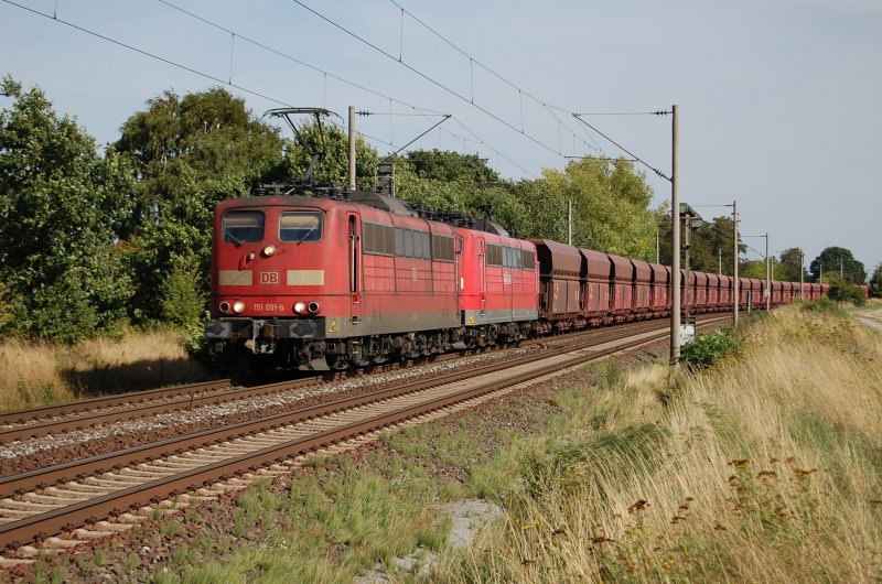 151 041-6 und eine Schwesterlok am 15.08.2009 kurz vor �berquerung des Mittellandkanals bei Peine