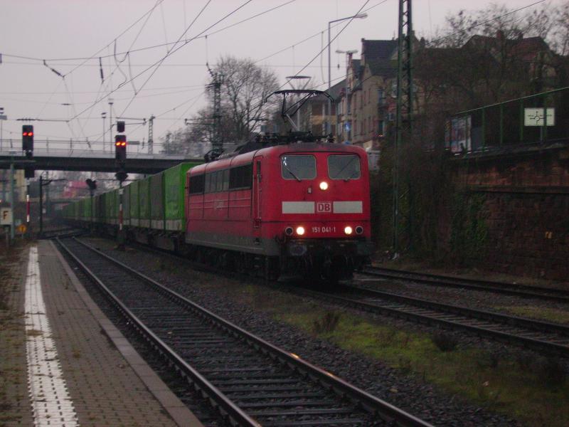 151 041 fuhr am 14.12.05 in Worms bers Gtergleis . Das Komische war das alle 5 Minuten ein Gterzug hier bers Gtergleis fuhr und nicht ber die Durchfahrtsgleise . Soviele Gterzge sind in Worms selten zu beobachten .