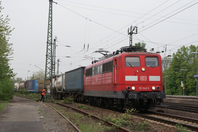 151 042-9 mit Containerzug in Mainz Bischofsheim am 16.04.2009