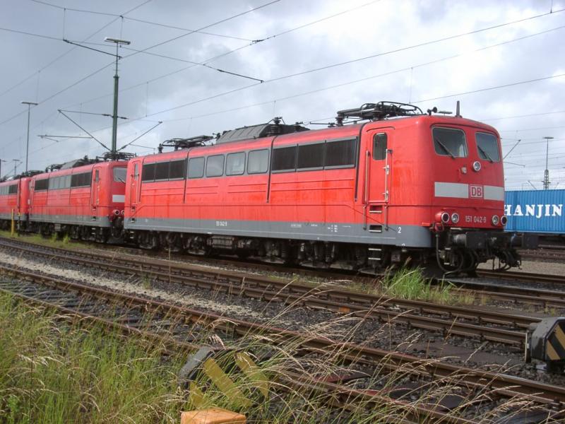 151 042-9 mit mehreren Schwestermashinen  arbeitslos  in Maschen.