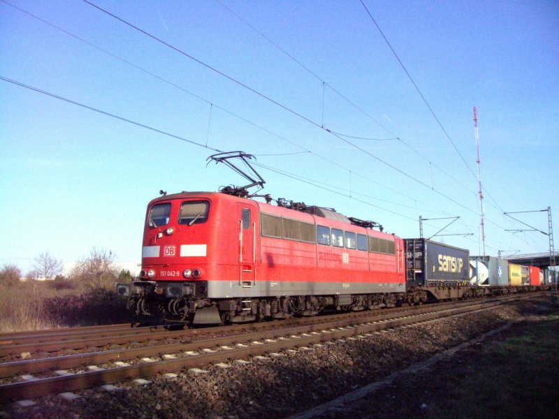 151 042 unterwegs in Richtung Wiesbaden / Rdesheim (Rhein). (Aufnahmeort: Mainz-Kastel, Mrz 2009)