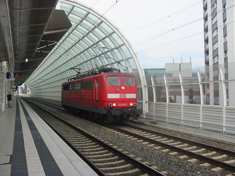 151-043 am 18.7.2005 als Solo Lok in Ludwigshafen Mitte.